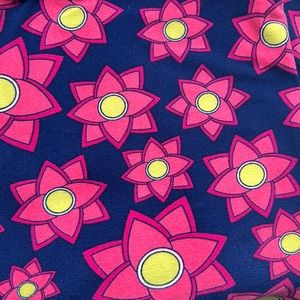 LuLaRoe O/S Navy Blue Leggings with Bright Pink Daisy Flowers